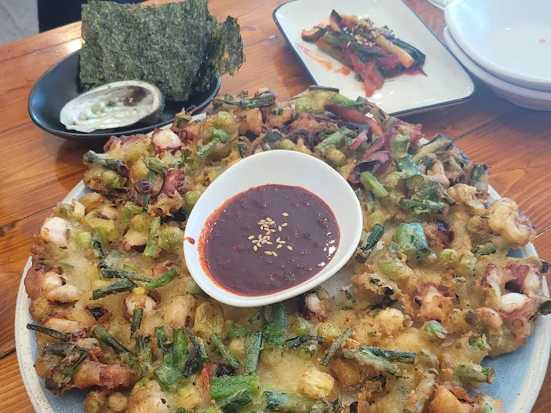 바삭하게 튀겨진 돌문어파전