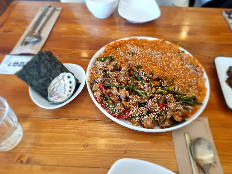 꼬막비빔밥의 풍성한 비주얼