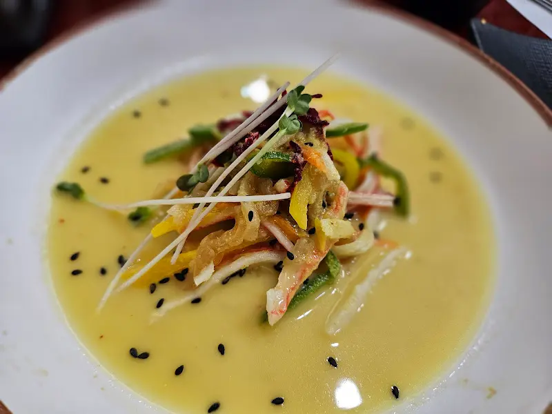 상큼한 드레싱이 곁들여진 샐러드