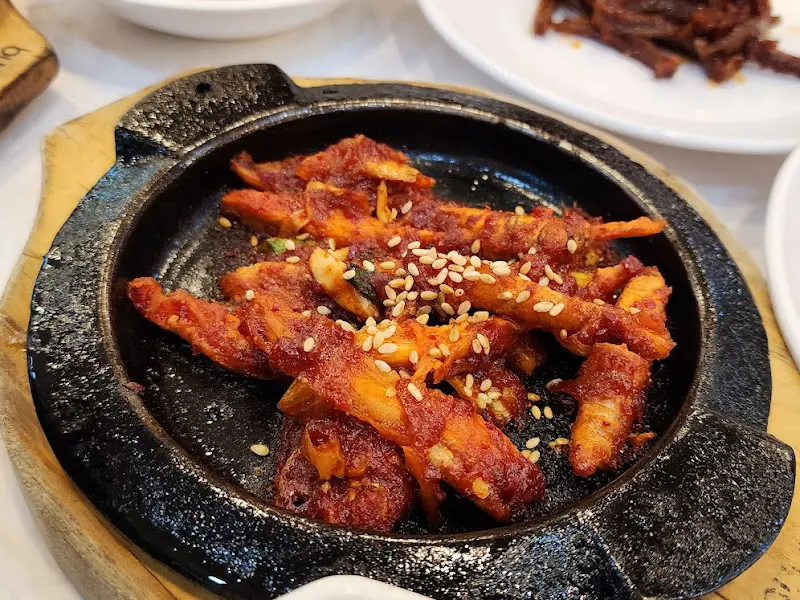 매콤한 양념이 돋보이는 반찬