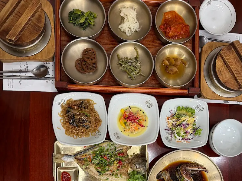 다양한 밑반찬이 정갈하게 담겨있는 모습