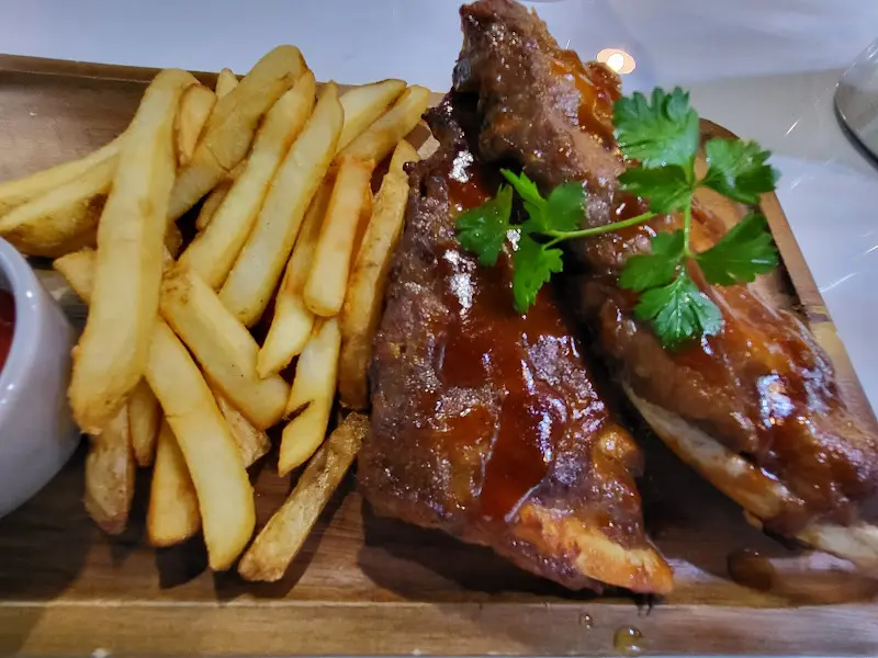 바베큐 폭립과 감자튀김