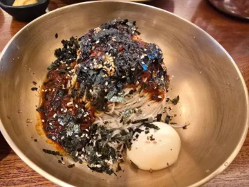 메밀의 향기로 피어나는 추억, 춘천 샘밭막국수에서 맛보는 깊은 풍미의 지역별미