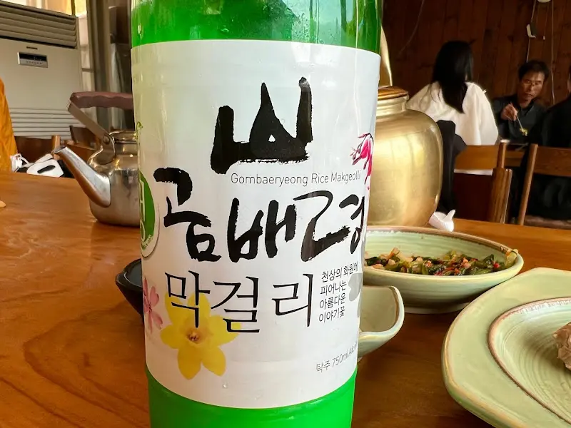 샘밭막국수 내부의 정겨운 분위기