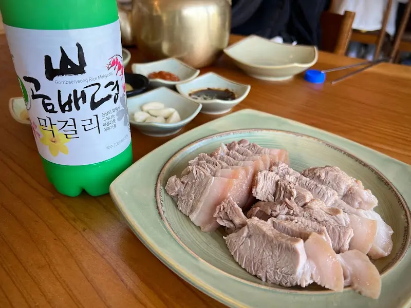 부드러운 식감과 담백한 맛이 일품인 편육