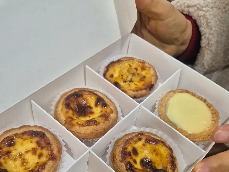 갓 구워져 나온 에그타르트