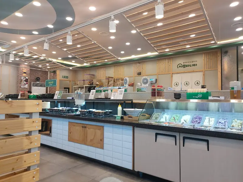 넓고 깨끗한 샐러드바