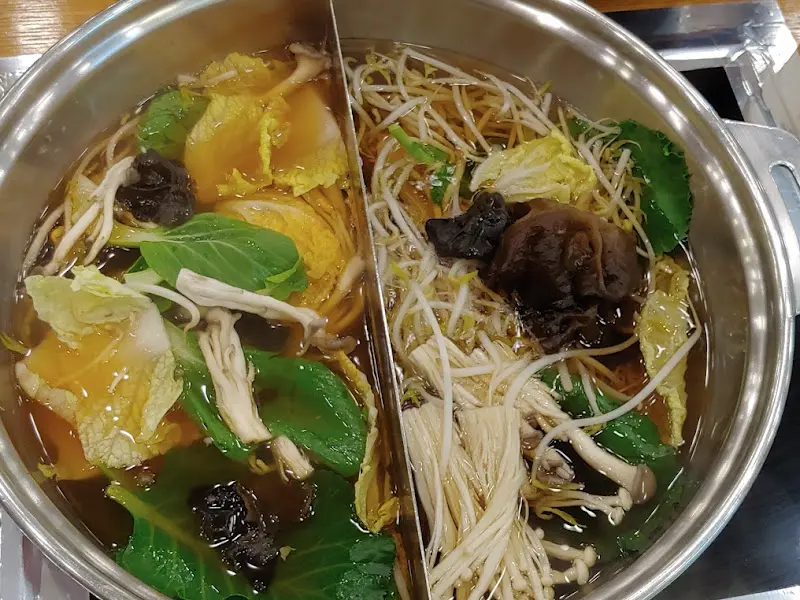 반반 육수에 야채 투하!