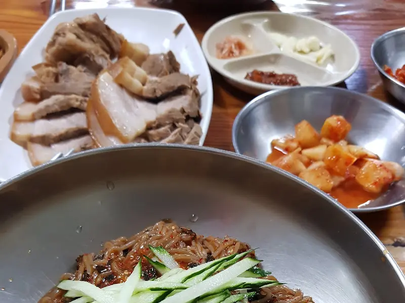 비빔막국수와 돼지수육