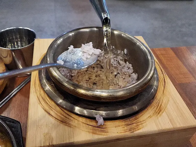 돌솥밥에 물을 붓는 모습
