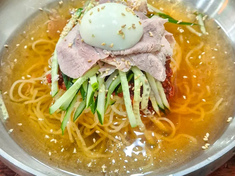 다채로운 밀면의 고명