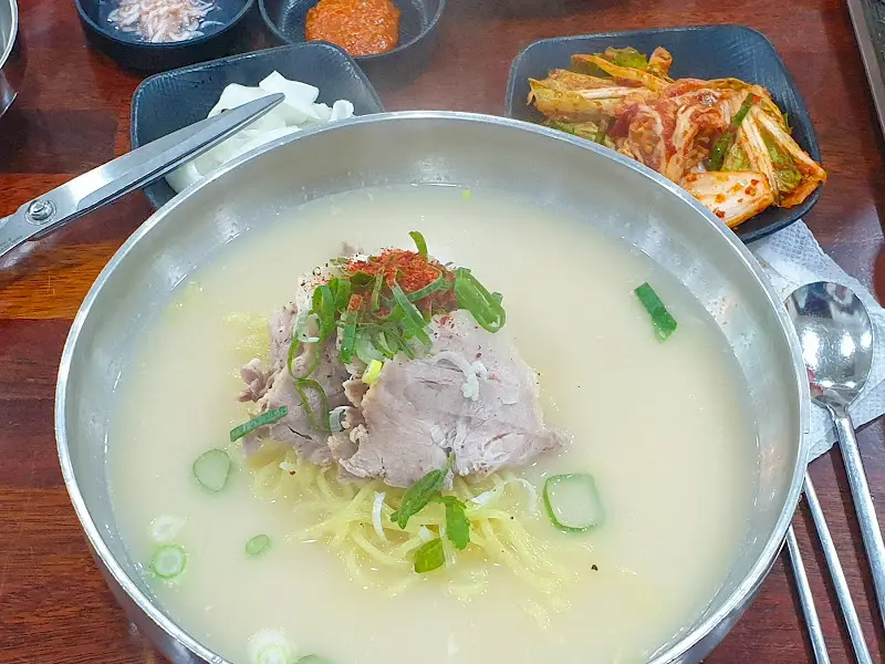 돼지국밥 한상차림