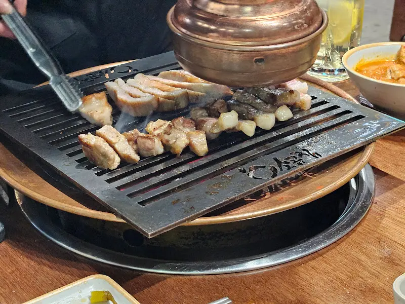 숯불 위에 구워지는 갈비 삼겹살