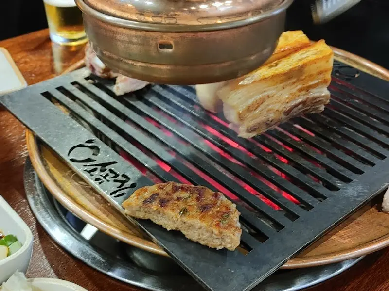 숯불 위에 올려진 갈비 삼겹살