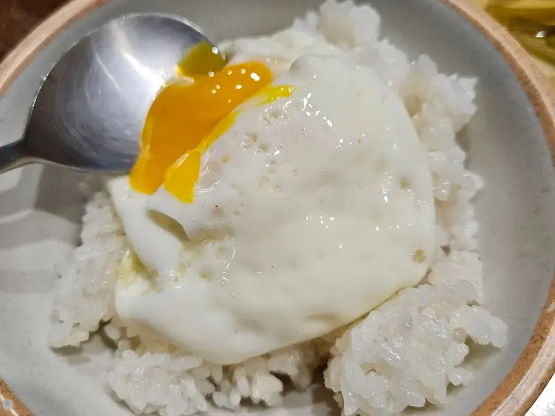계란후라이가 올라간 밥