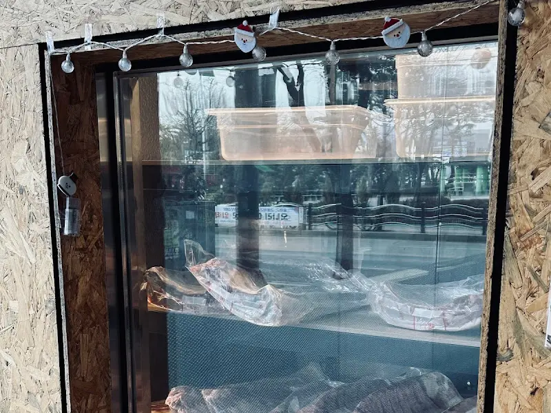 숙성 중인 고기를 보관하는 냉장고