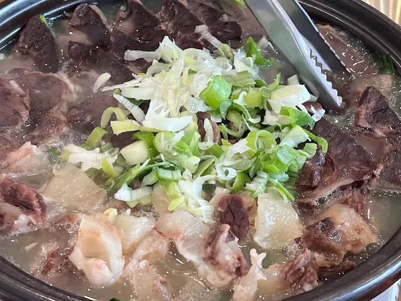 한우 고기가 듬뿍 들어간 곰탕