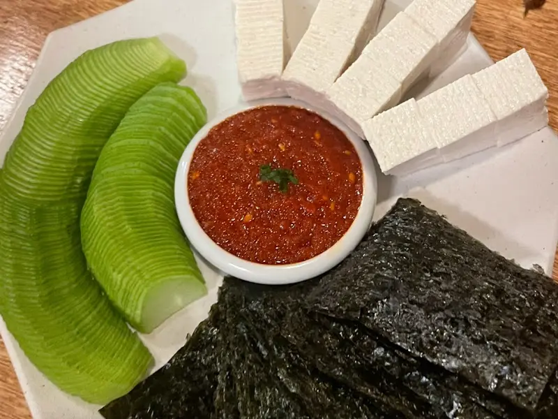 싱싱한 오이, 고소한 두부, 짭짤한 청어알, 바삭한 김의 조합은 입맛을 돋우는 에피타이저로 최고