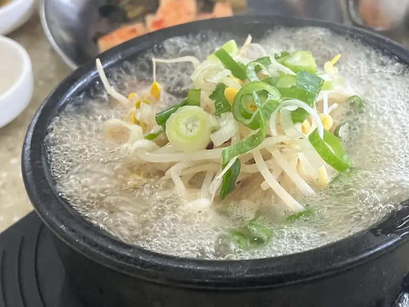 파가 듬뿍 올려진 곰탕