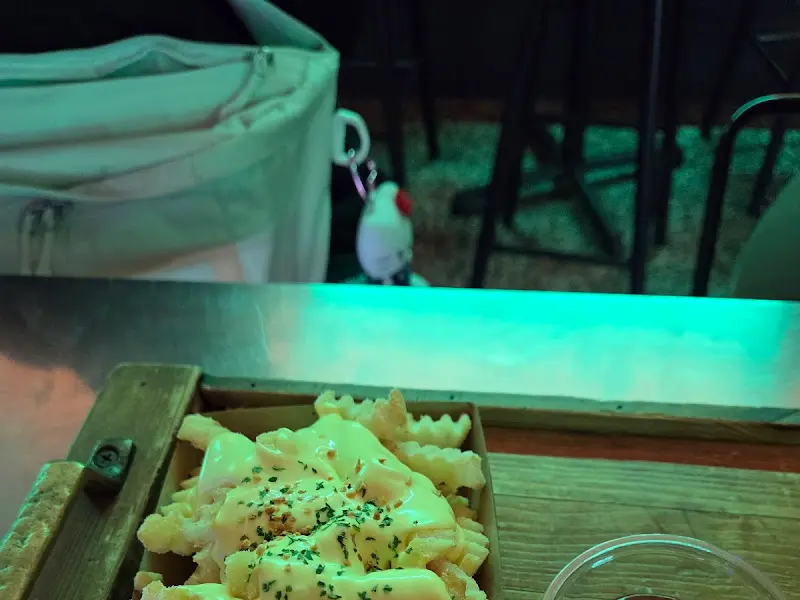 테이블 위의 감자튀김