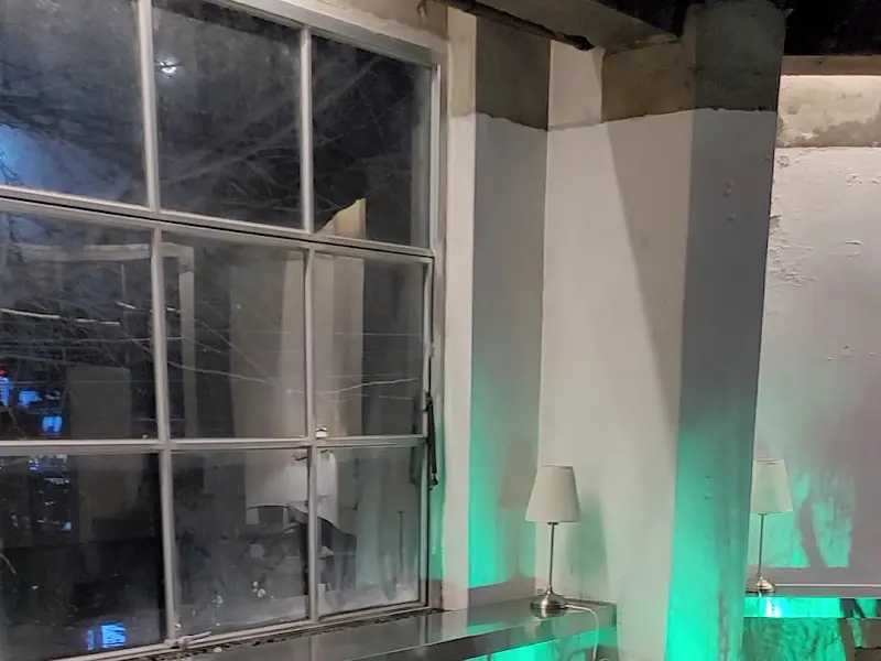 실내 테이블과 조명