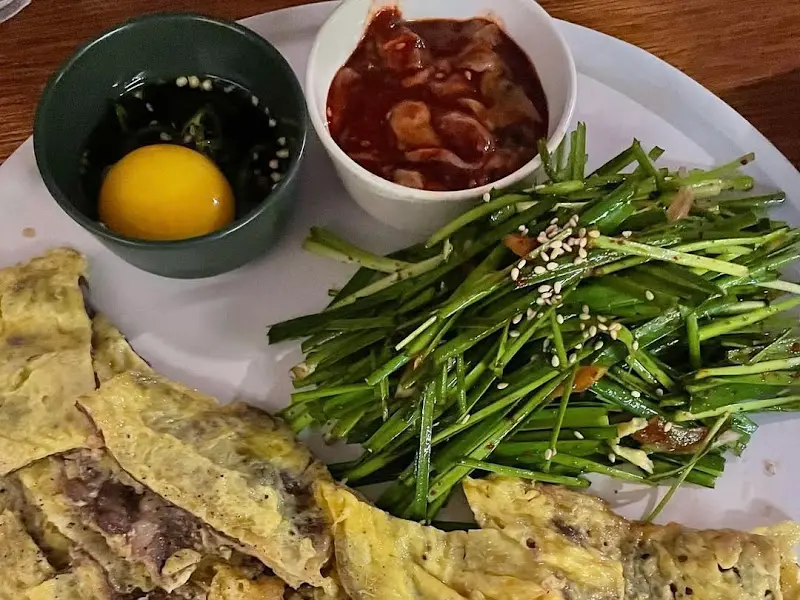 육전에 부추, 어리굴젓의 환상적인 조합