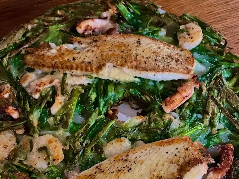 파전에 가자미를 올려 만든 혁신적인 맛