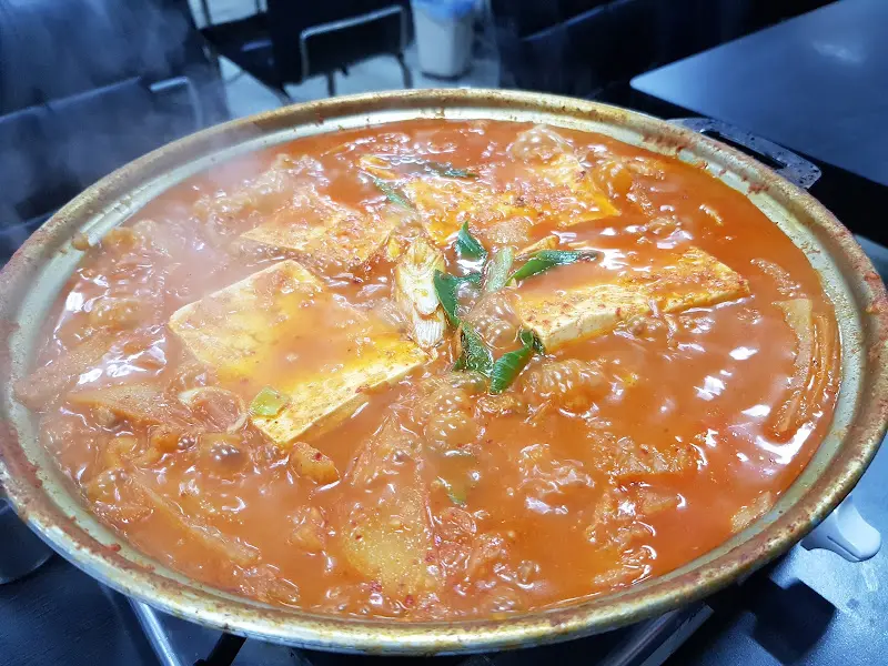 보글보글 끓는 김치찌개