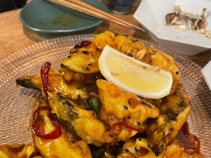 매콤달콤한 소스가 듬뿍 뿌려진 가지 깐풍기