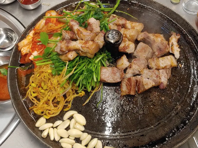 삼겹살, 미나리, 김치의 조화