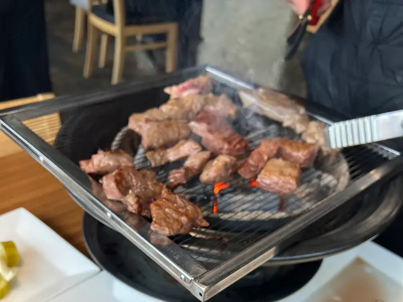 숯불 위에서 구워지는 스테이크 갈비