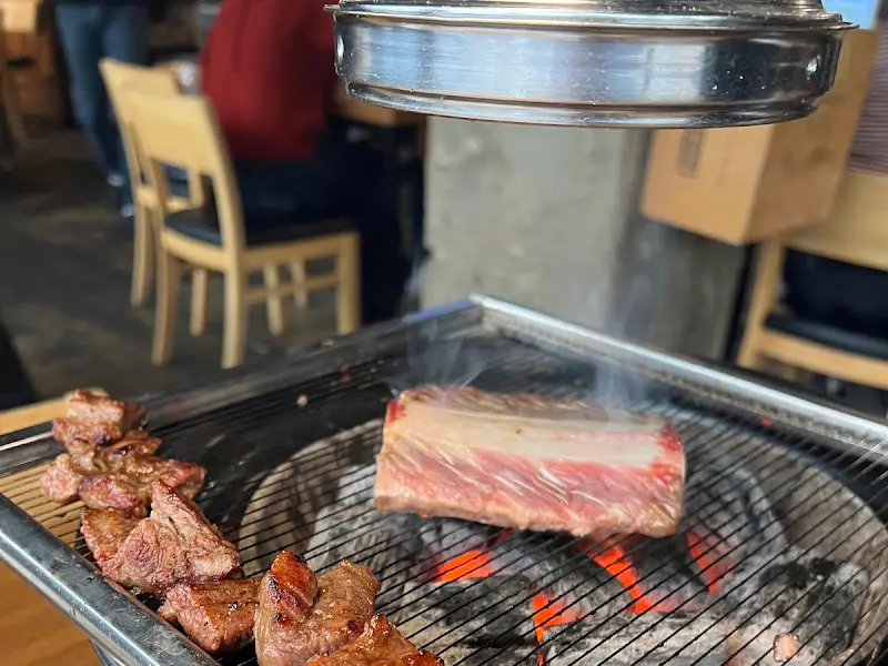 숯불 위에서 맛있게 익어가는 11cm 양념갈비