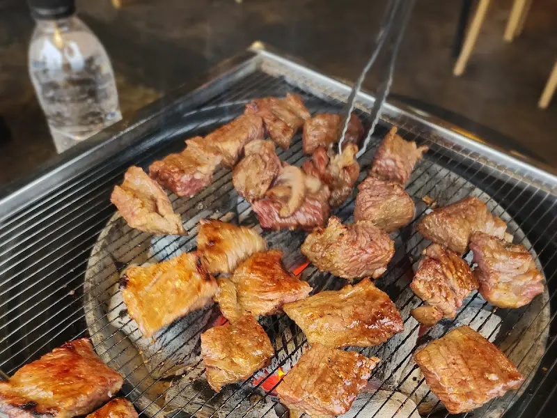 숯불 위에서 노릇하게 구워진 스테이크 갈비