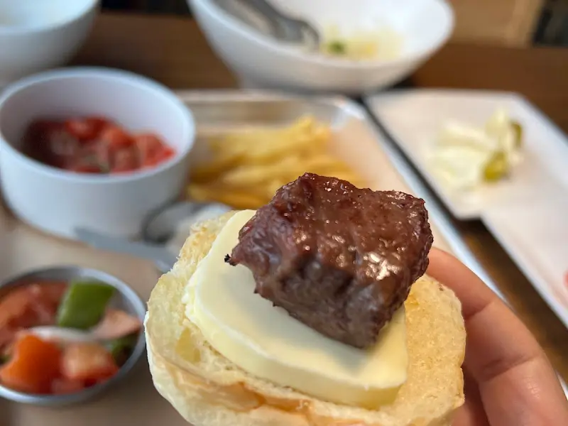 빵 위에 버터와 갈비를 올려놓은 모습