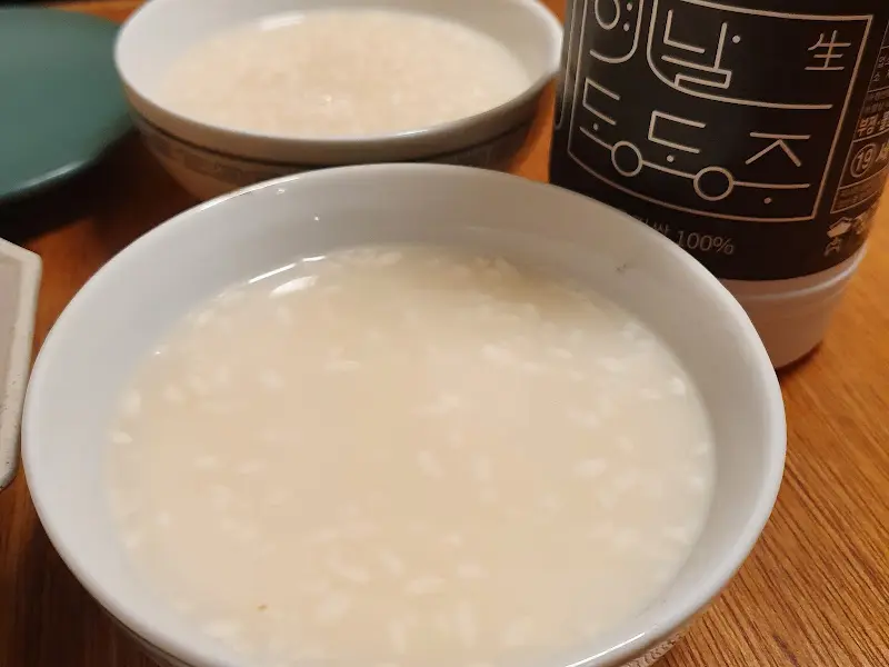 정갈하게 담겨 나온 막걸리