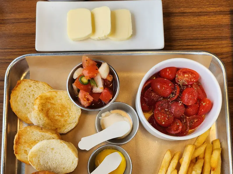 스테이크 갈비와 곁들여 먹는 소스, 빵, 샐러드