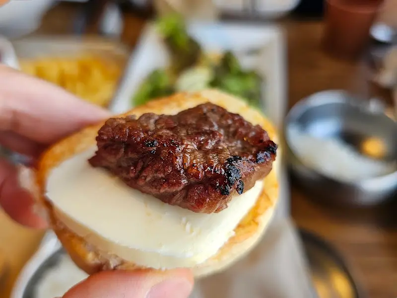 버터가 발린 빵 위에 스테이크 갈비를 올린 모습