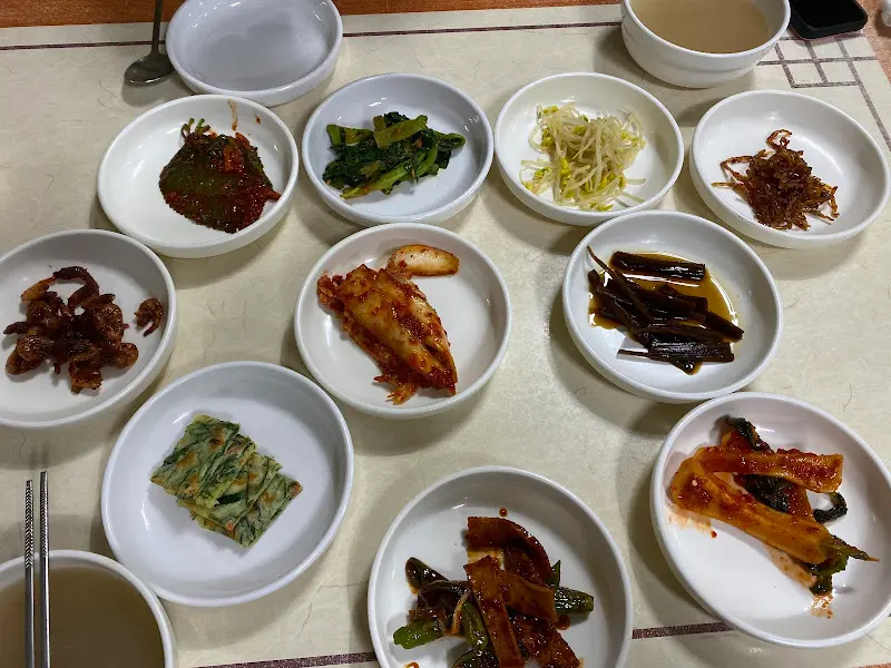 정갈하게 담겨 나온 다양한 반찬들