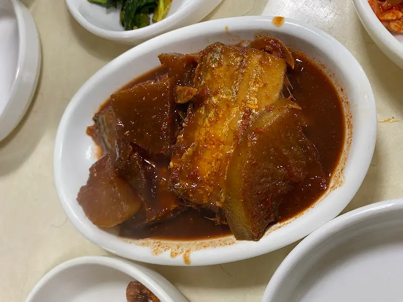 윤기가 흐르는 생선 조림