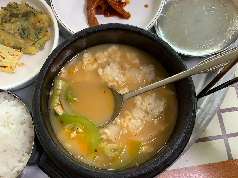 뚝배기에 담겨 따뜻하게 제공되는 순두부찌개