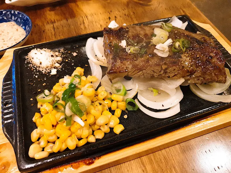 스테이크와 콘샐러드