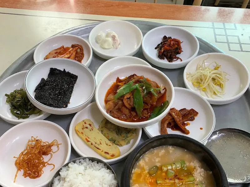 쟁반 위에 가득 담긴 다양한 반찬들