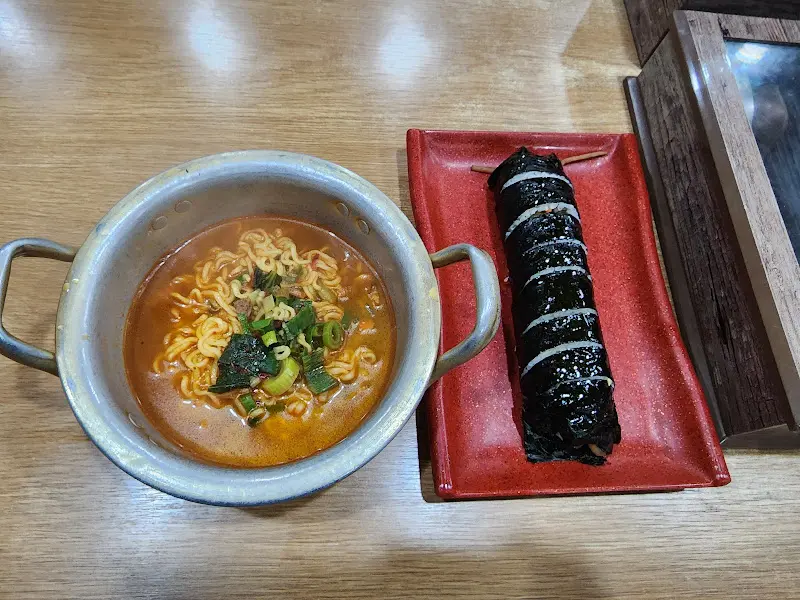 라면과 김밥이 함께 놓인 테이블 사진