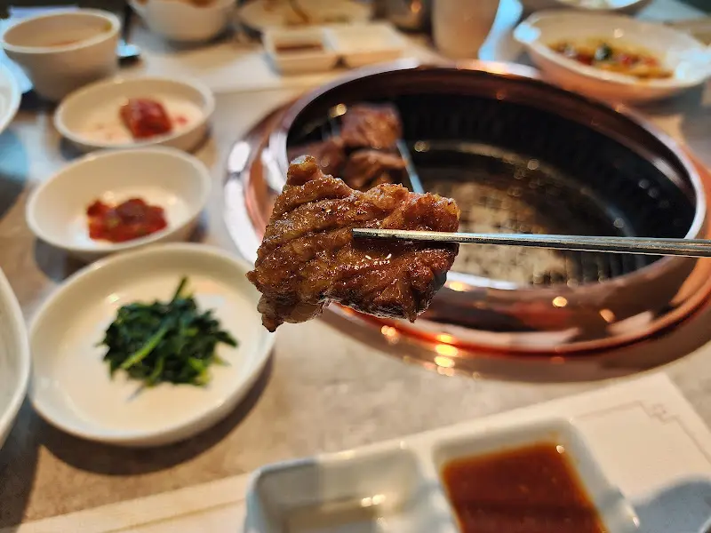 숯불 위에 구워진 양념 갈비