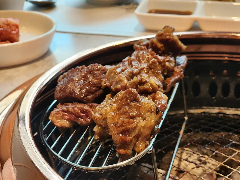 불판 위 양념 갈비