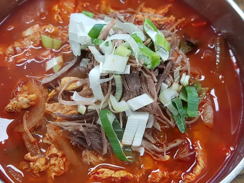 소고기 고명이 듬뿍 올라간 육개장 칼국수