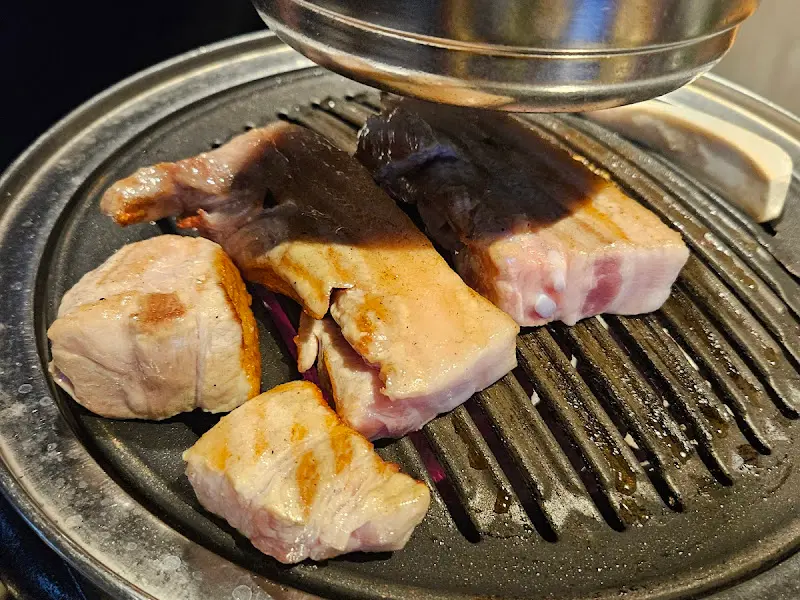 불판 위에서 맛있게 구워지고 있는 등심덧살