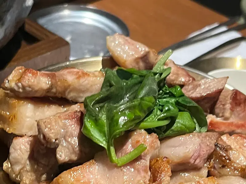 잘 구워진 등심덧살 위에 바질잎이 올려져 있는 모습