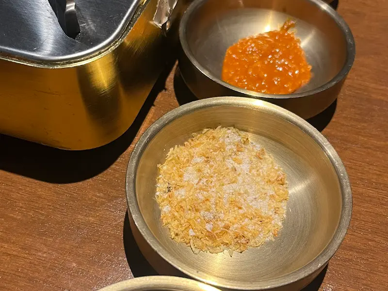 테이블 위에 놓여진 다양한 소스들