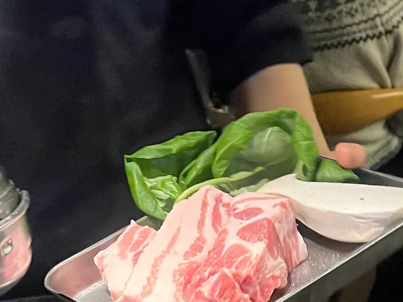 직원이 고기를 구워주는 모습